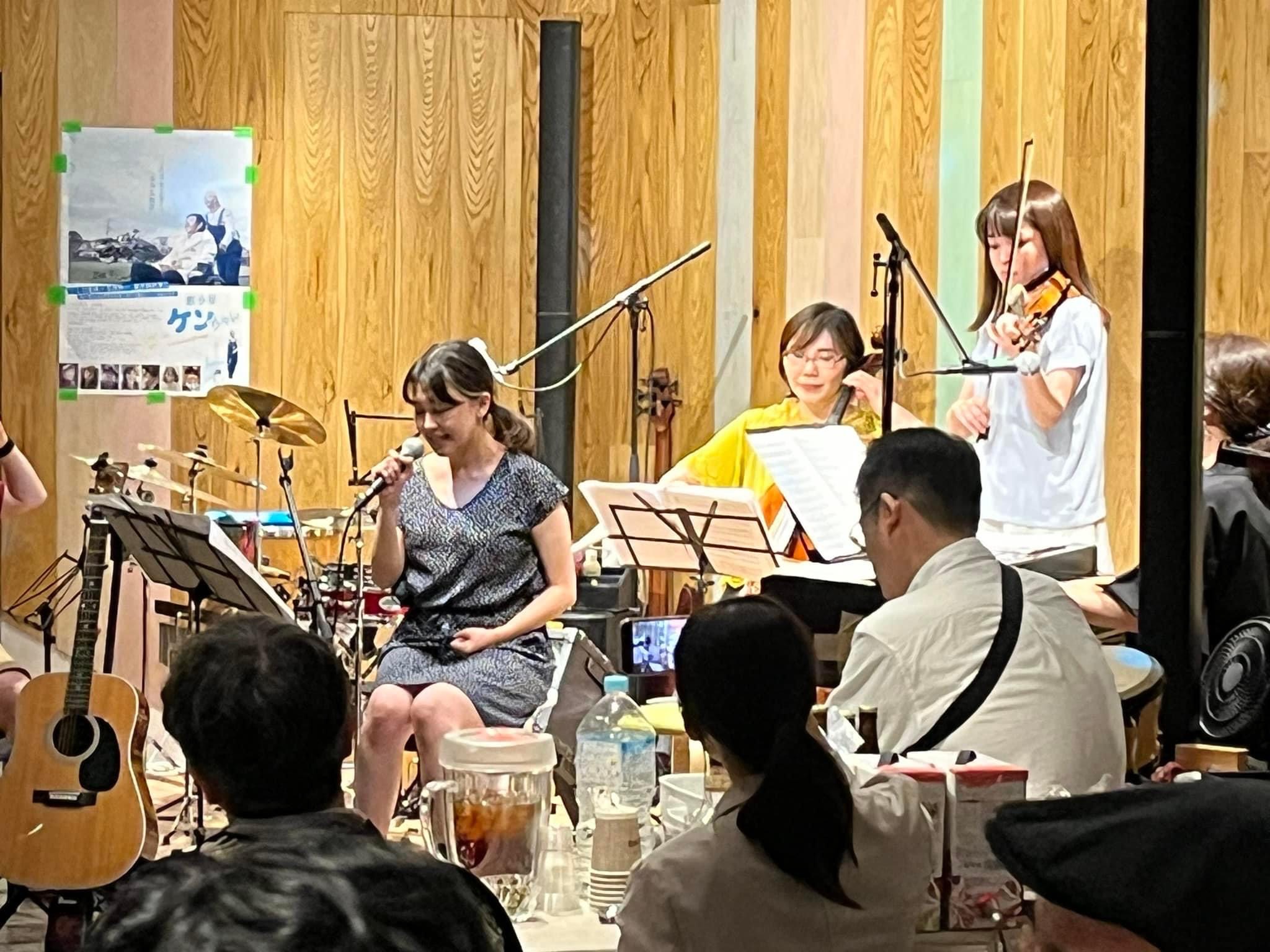 地元バンドのステージに加わるヴァイオリンとチェロ